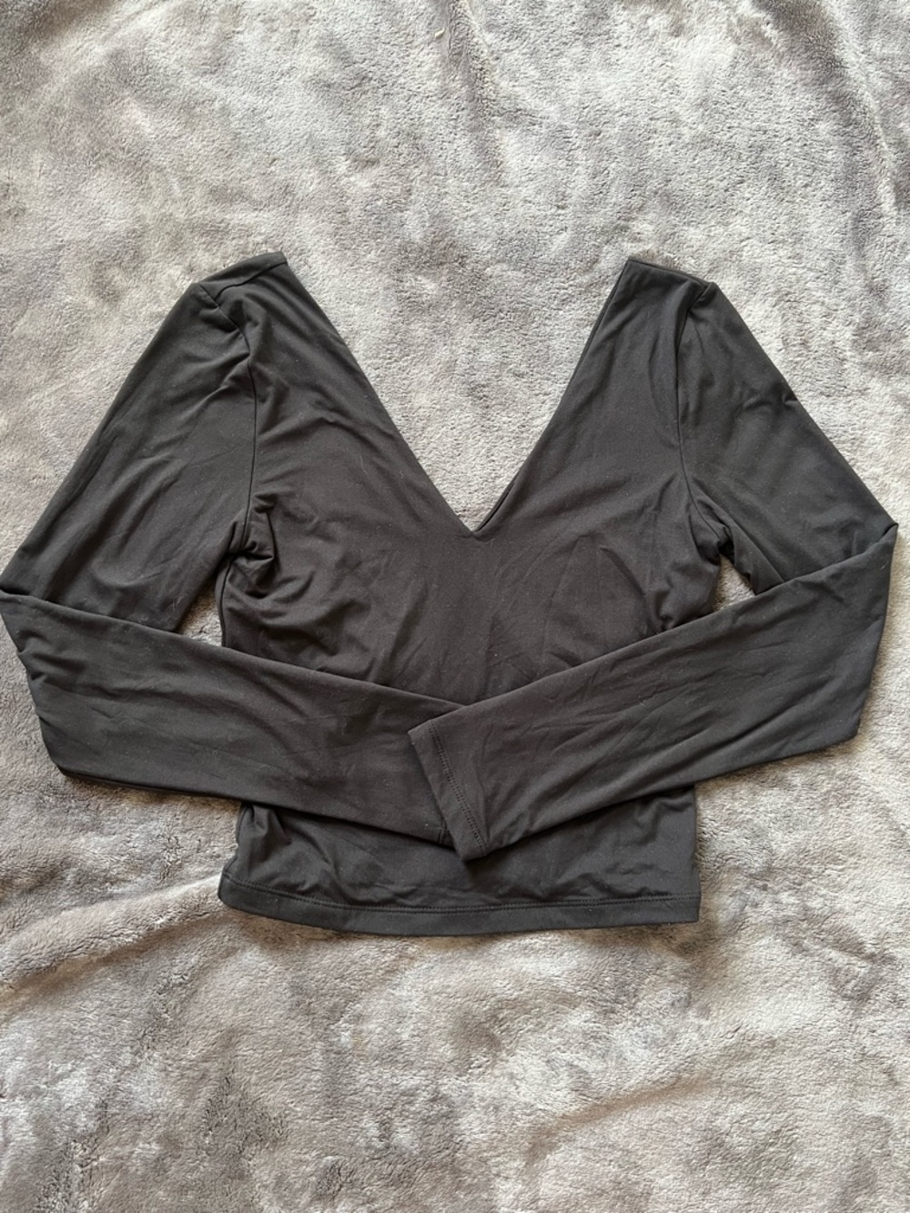 ReoRia Black V-Neck Long Sleeve Crop Top